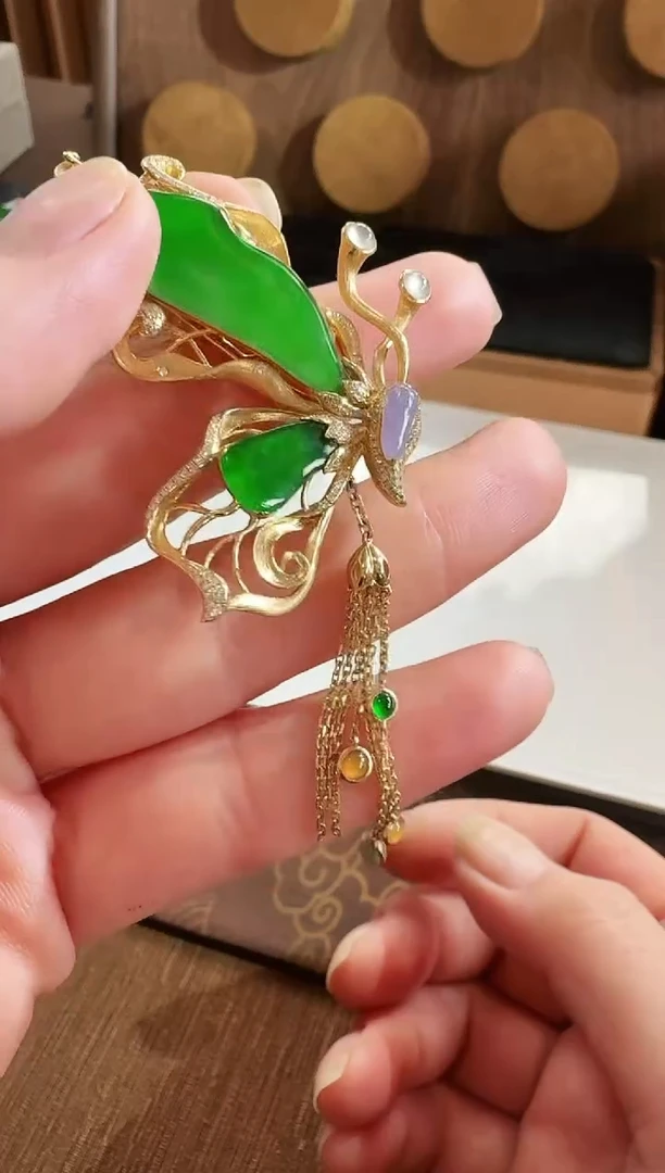 翡翠18K金镶嵌颈饰胸针