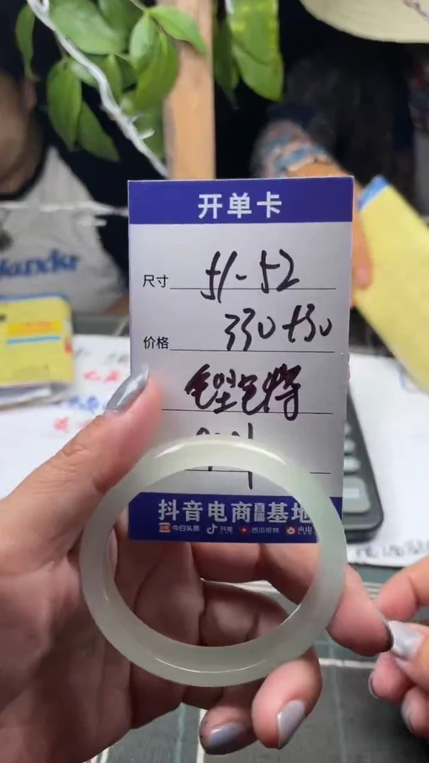 无非金属铿**瑰缅区原矿手镯手工艺现场