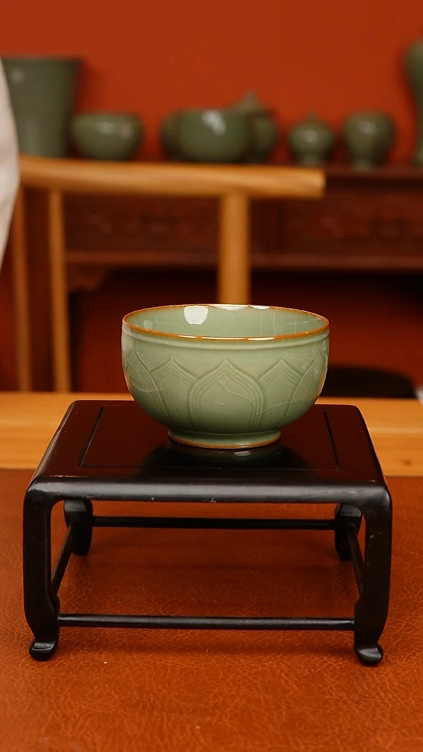 越窑秘色瓷莲瓣纹主人杯开片全品