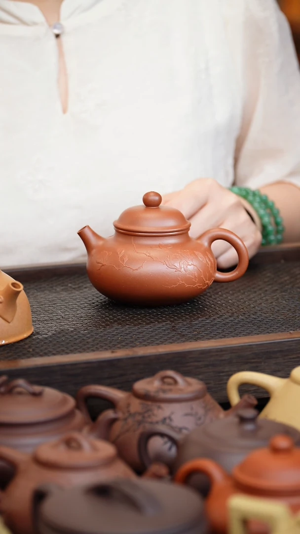 茶壶紫砂容天，堆绘，220毫升左右，红皮龙