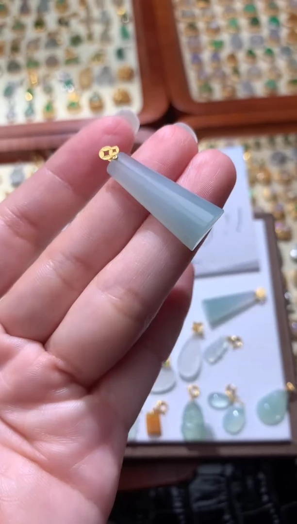 颈饰18K金镶嵌翡翠翡翠
