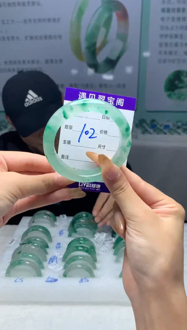 未镶嵌手镯石英质玉（非洲翠）55圈口