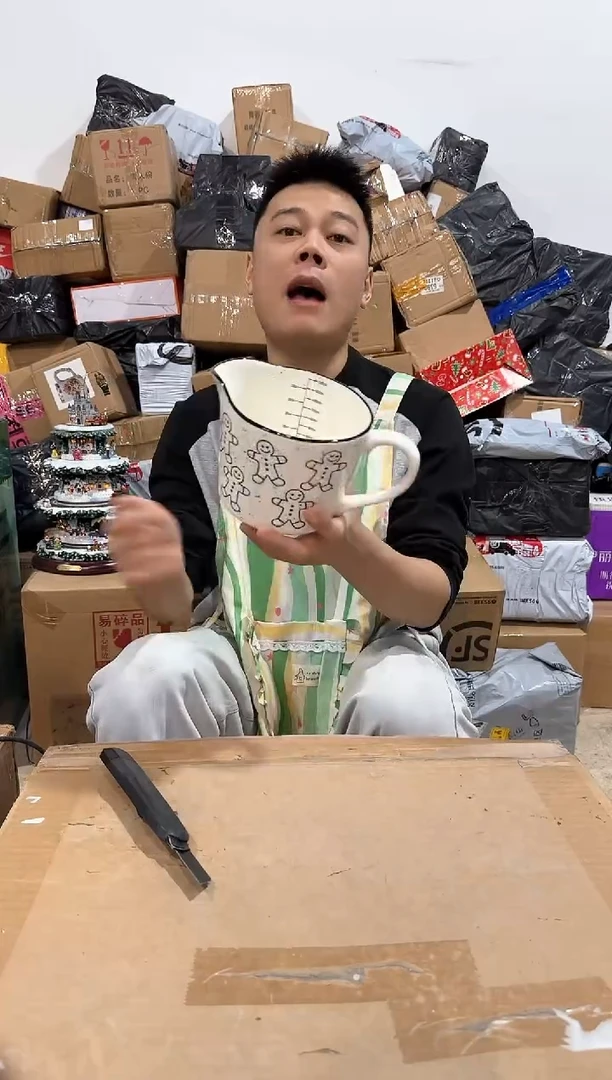 瓷片姜饼人奶壶