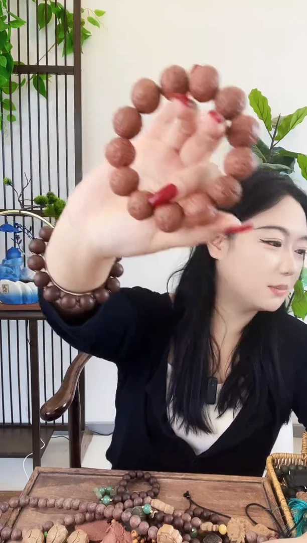 泥塑红麝香方大黑天手串一个