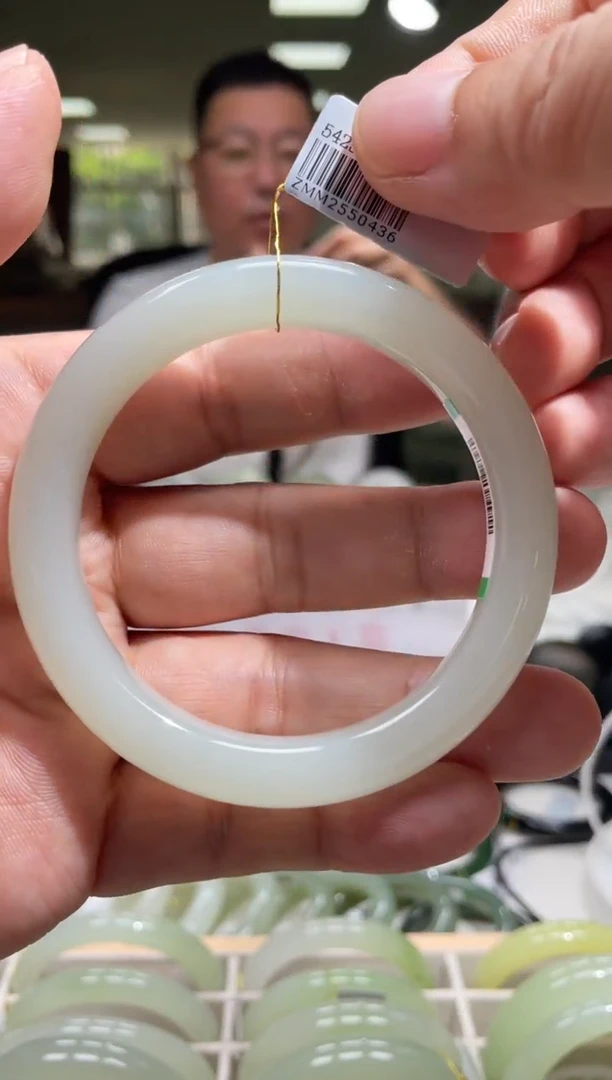 和田玉手镯未镶嵌59-60圈口 0436