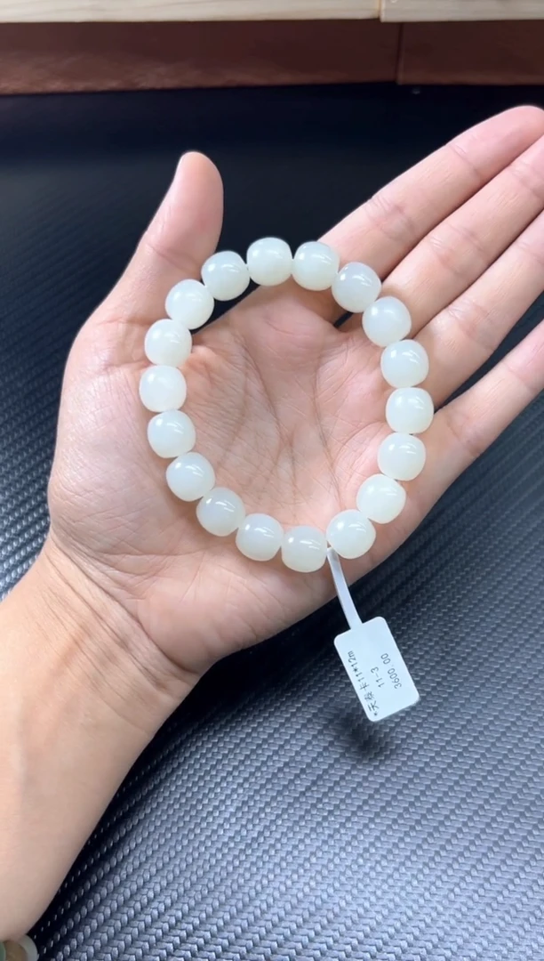 未镶嵌手串和田玉天泰微色差卡11*12m