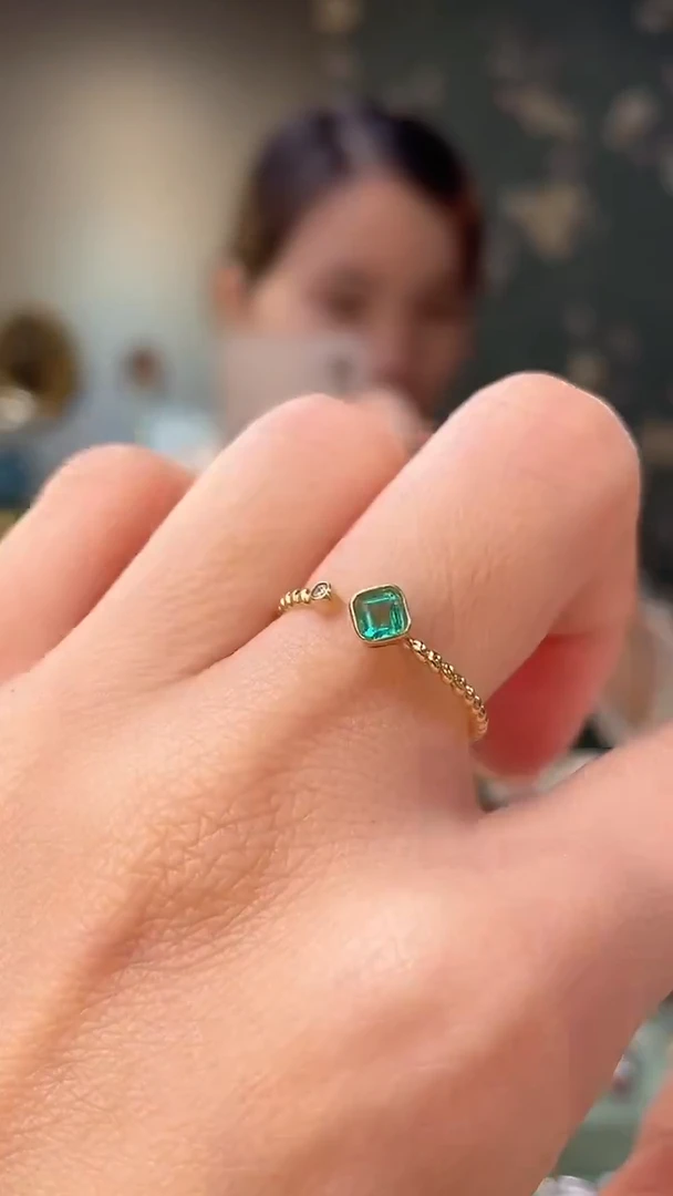 18K金镶嵌戒指祖母绿哥伦比亚主石：0.21ct