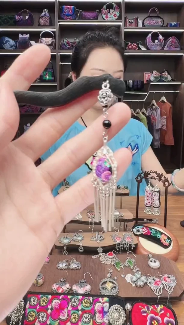 织绣83蒙阿苏苗绣传承店