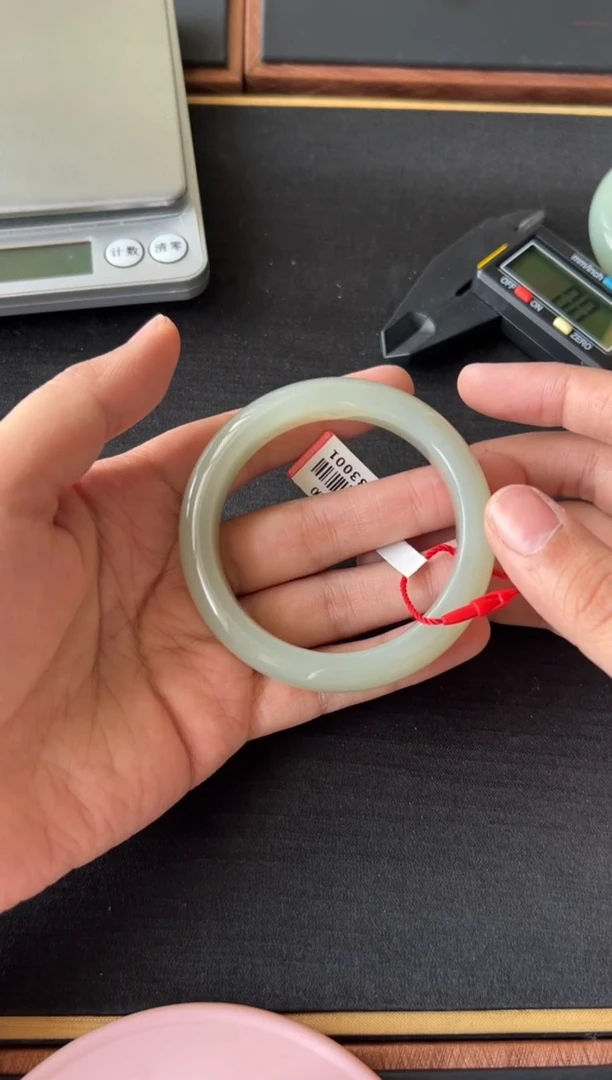 【闪购商品】和田玉手镯未镶嵌且末微色差近矿52+