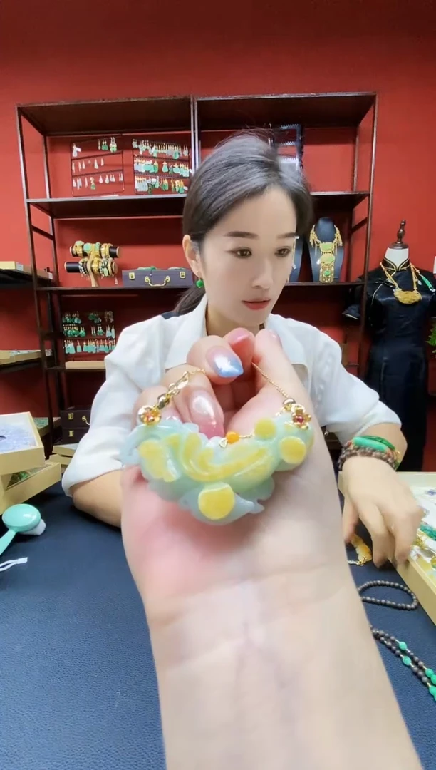颈饰未镶嵌翡翠吊坠