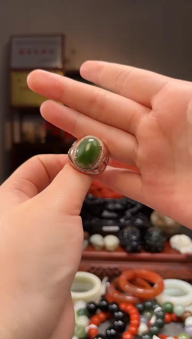 颈饰未镶嵌和田玉戒指