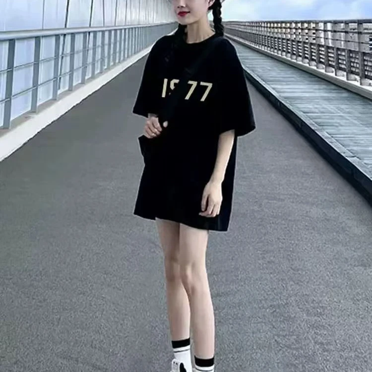 知性风温柔女装2025夏季新款中长款爆款黑色宽松短袖T恤设计上衣