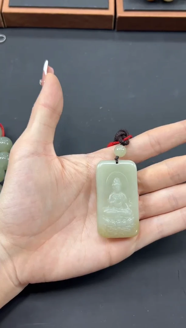 【闪购商品】和田玉吊坠(赠链)未镶嵌且末微色差迪克兰吊坠