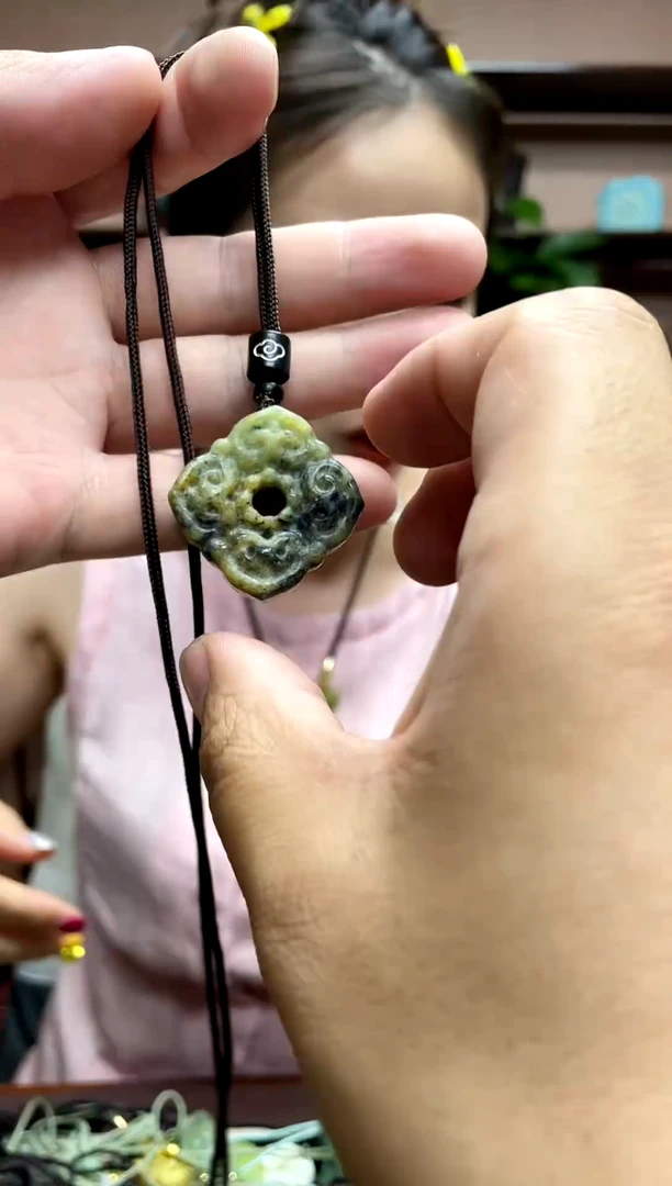 岫玉未镶嵌颈饰·