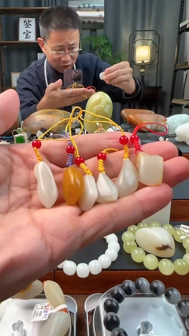 吊坠(不含链)未镶嵌和田玉挂件多样性发货，拍一发一