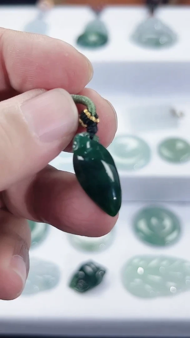 颈饰未镶嵌翡翠天然缅甸A货翡翠   福瓜题材