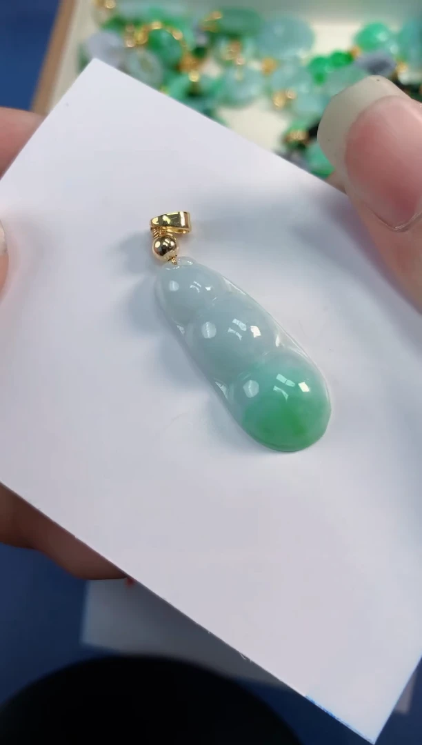 翡翠未镶嵌颈饰       1