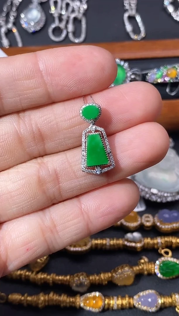 颈饰18K金镶嵌翡翠吊坠