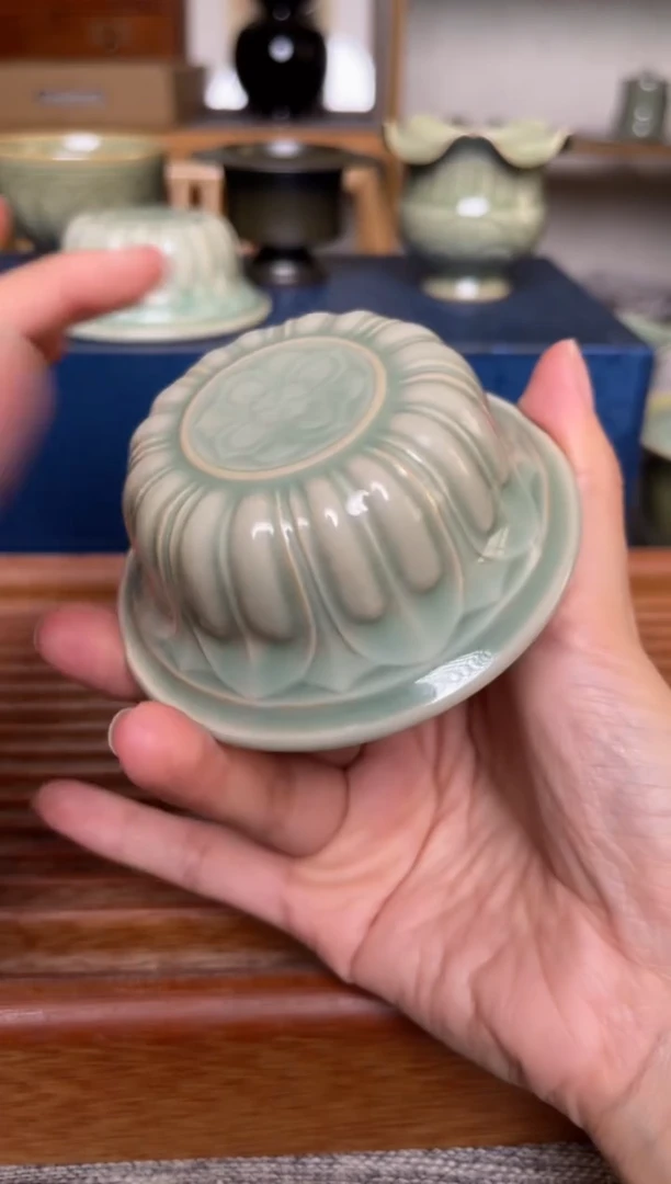 瓷器青瓷莲纹盖置  微瑕