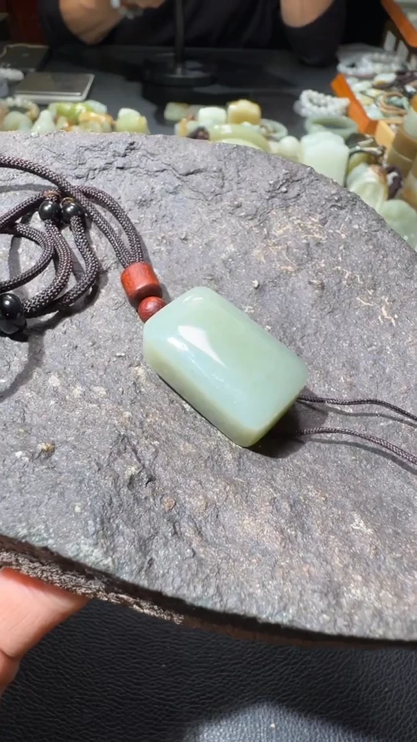 颈饰未镶嵌和田玉（糖玉）挂件