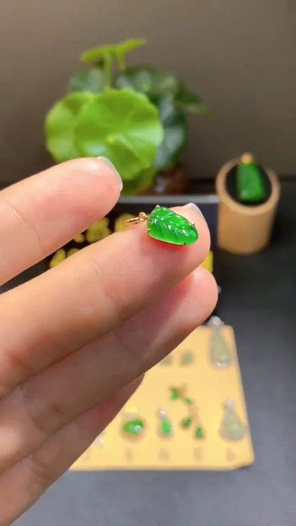 颈饰18K金镶嵌翡翠翡翠A货