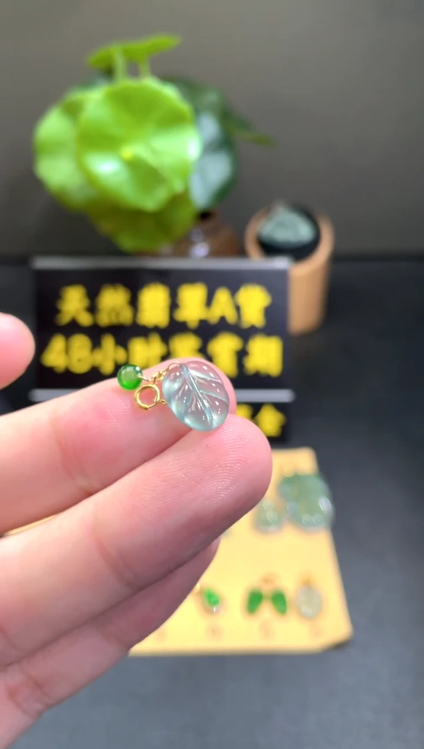 颈饰18K金镶嵌翡翠翡翠A货