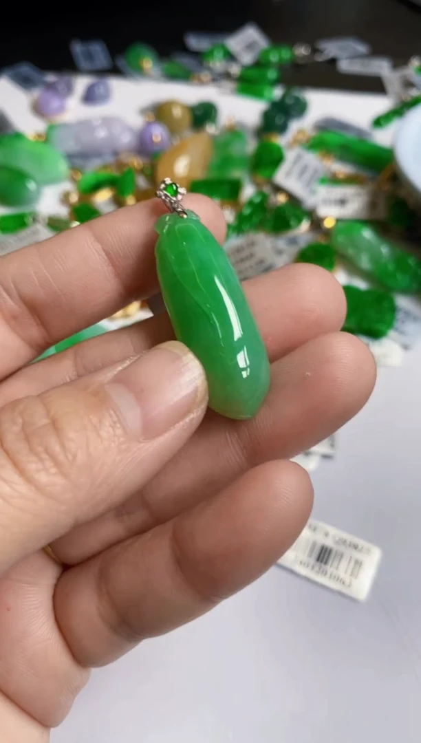 【闪购商品】翡翠颈饰18K金镶嵌吊坠