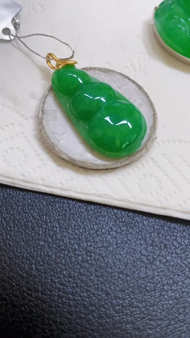 颈饰18K金镶嵌翡翠豆