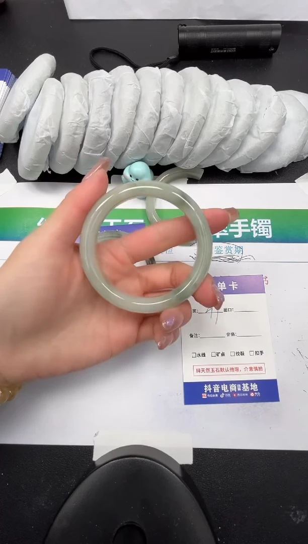 【闪购商品】石英质玉手镯未镶嵌299-56.5