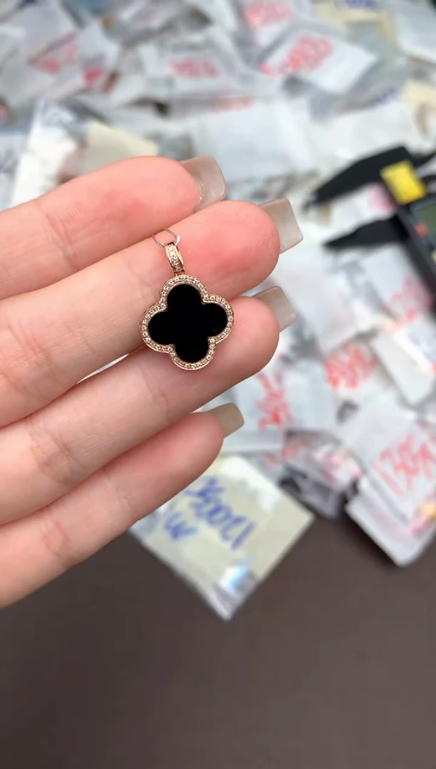 18K金镶嵌挂件翡翠一