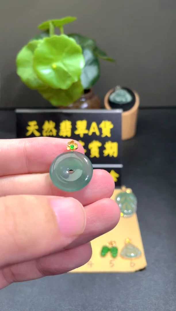 颈饰18K金镶嵌翡翠翡翠A货
