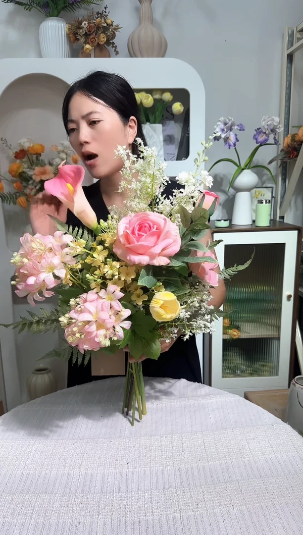 30   新品福利价 粉色手感郁金香玫瑰马蹄莲混搭花束（不含花瓶）