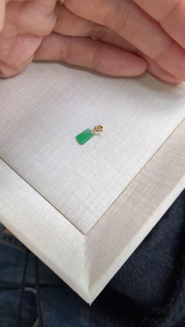 翡翠18K金镶嵌颈饰无事牌