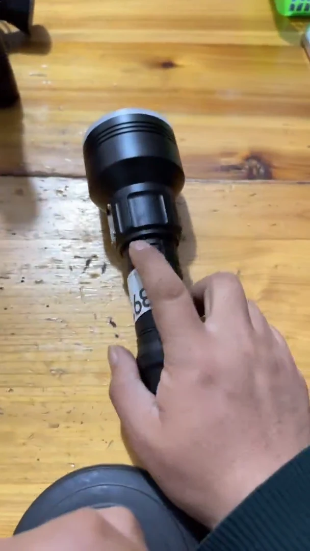 B938定焦强磁手电不带电池有瑕疵