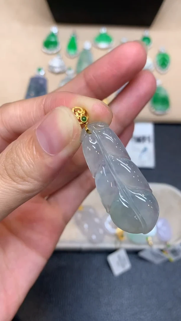 颈饰18K金镶嵌翡翠树叶【无服务费