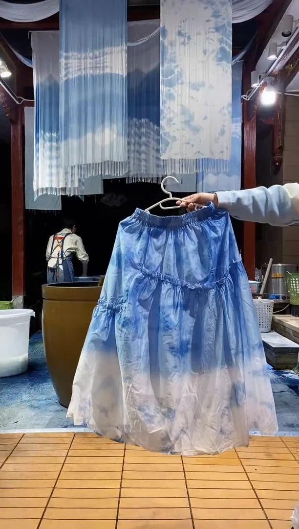 云浅蓝深 扎染服装 褶皱半裙 上蓝云朵
