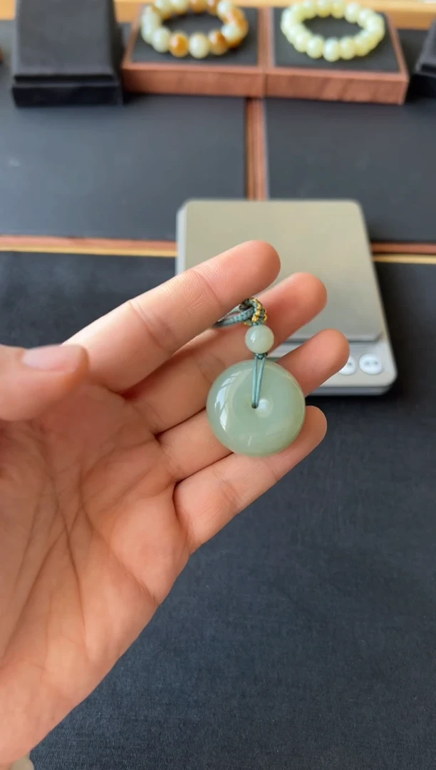 【闪购商品】和田玉吊坠(赠链)未镶嵌且末微色差近矿