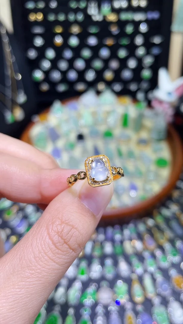 颈饰18K金镶嵌翡翠玻璃种雪花棉葫芦戒指