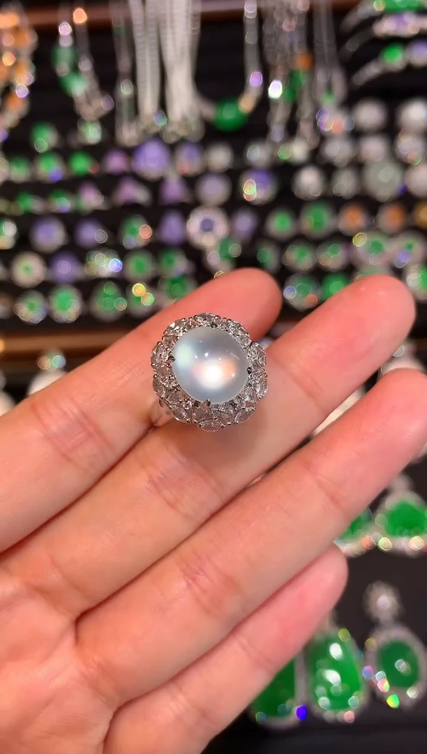 18K金镶嵌戒指翡翠玻璃种茅台白蛋面戒指