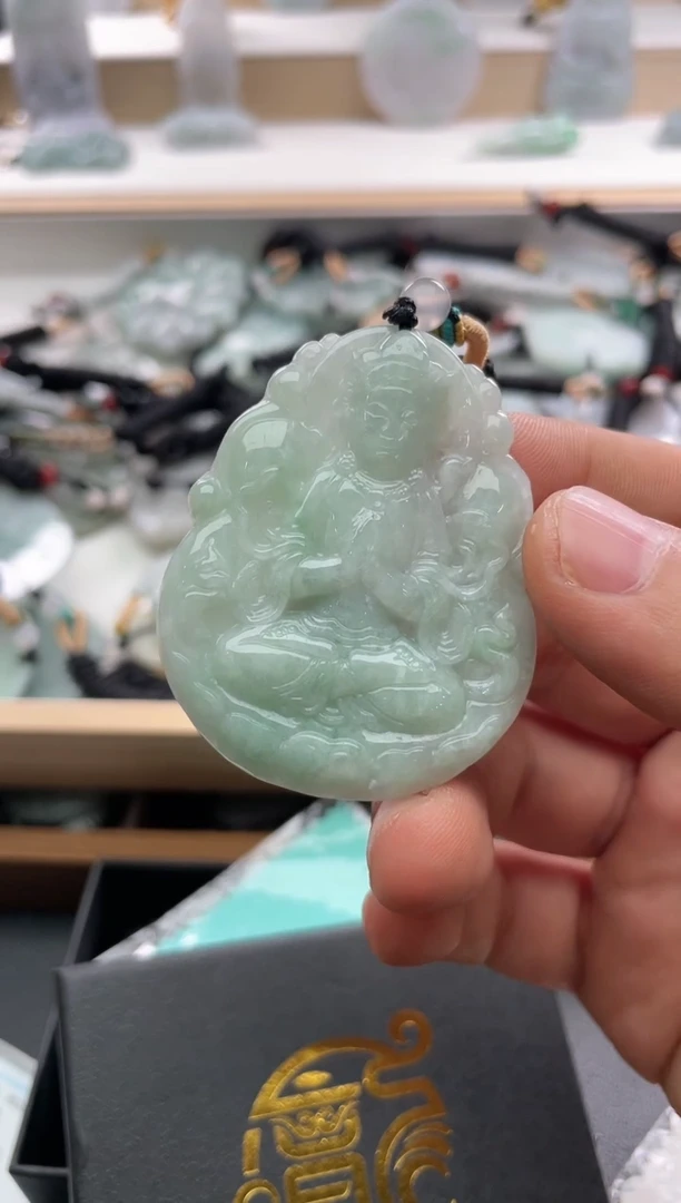 翡翠未镶嵌颈饰..../4/25/ 137