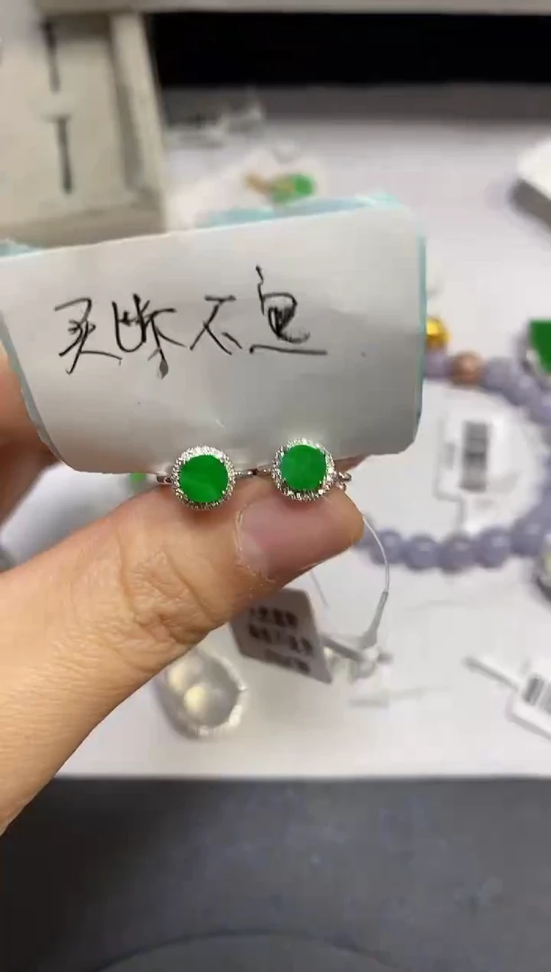 颈饰18K金镶嵌翡翠吹****刀颈饰 18K金镶嵌 翡翠