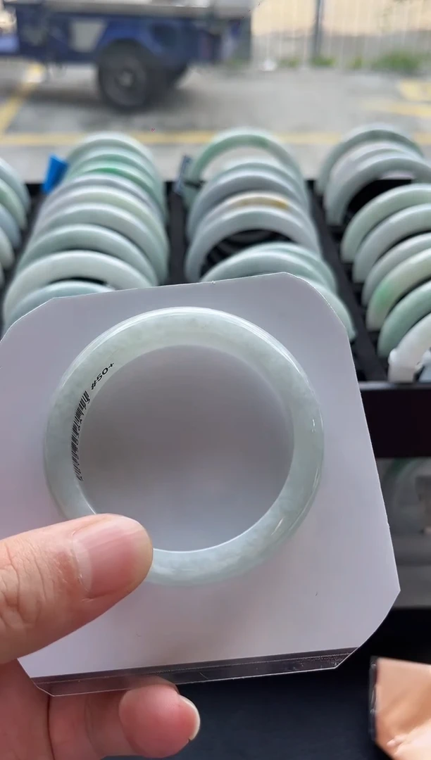 翡翠手镯未镶嵌翡翠1