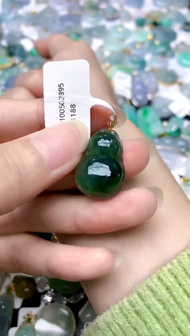 颈饰18K金镶嵌翡翠天然A货翡翠