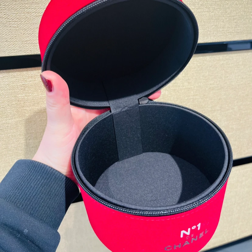 香奈儿【K438】红色山茶花系列大容量拉链翻盖水桶收纳盒便携化妆包