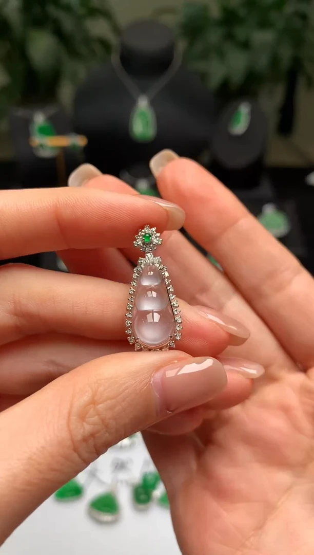 颈饰18K金镶嵌翡翠福豆