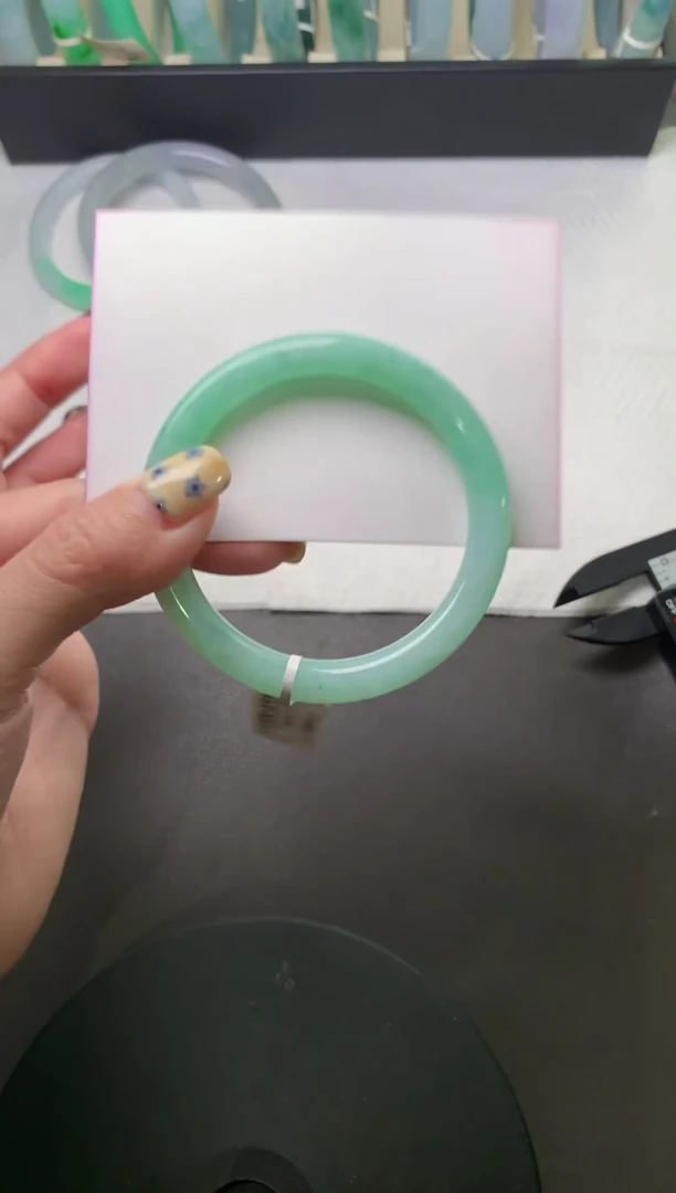 未镶嵌手镯（圆镯）翡翠52.3*7.7*7.8