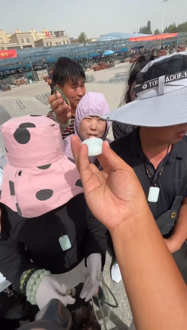 未镶嵌和田玉（糖玉）挂件和田玉