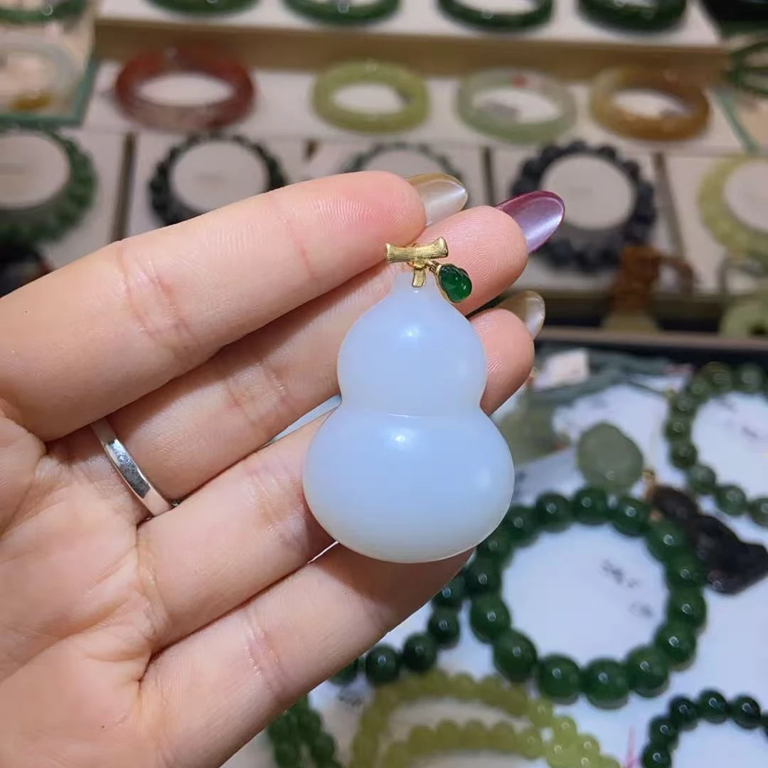 和田玉收藏级羊脂白玉葫芦吊坠