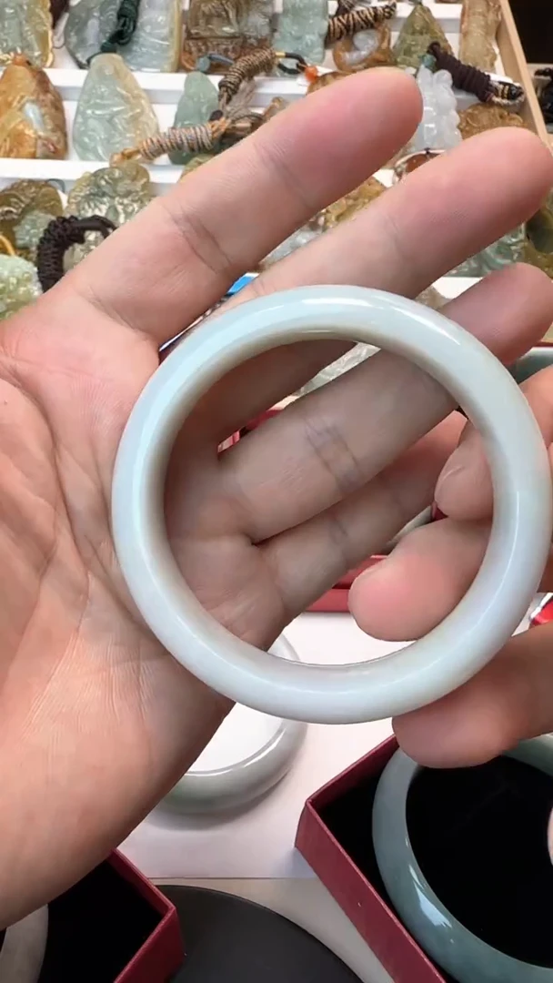 未镶嵌手镯翡翠依*。天然翡翠