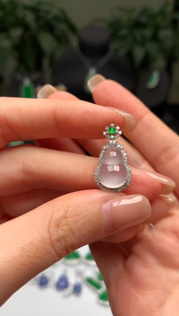 颈饰18K金镶嵌翡翠葫芦